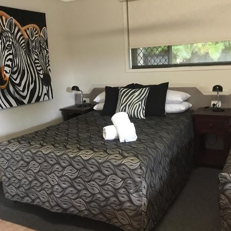 Golden Palms Motor Inn Bundaberg Bagian luar foto