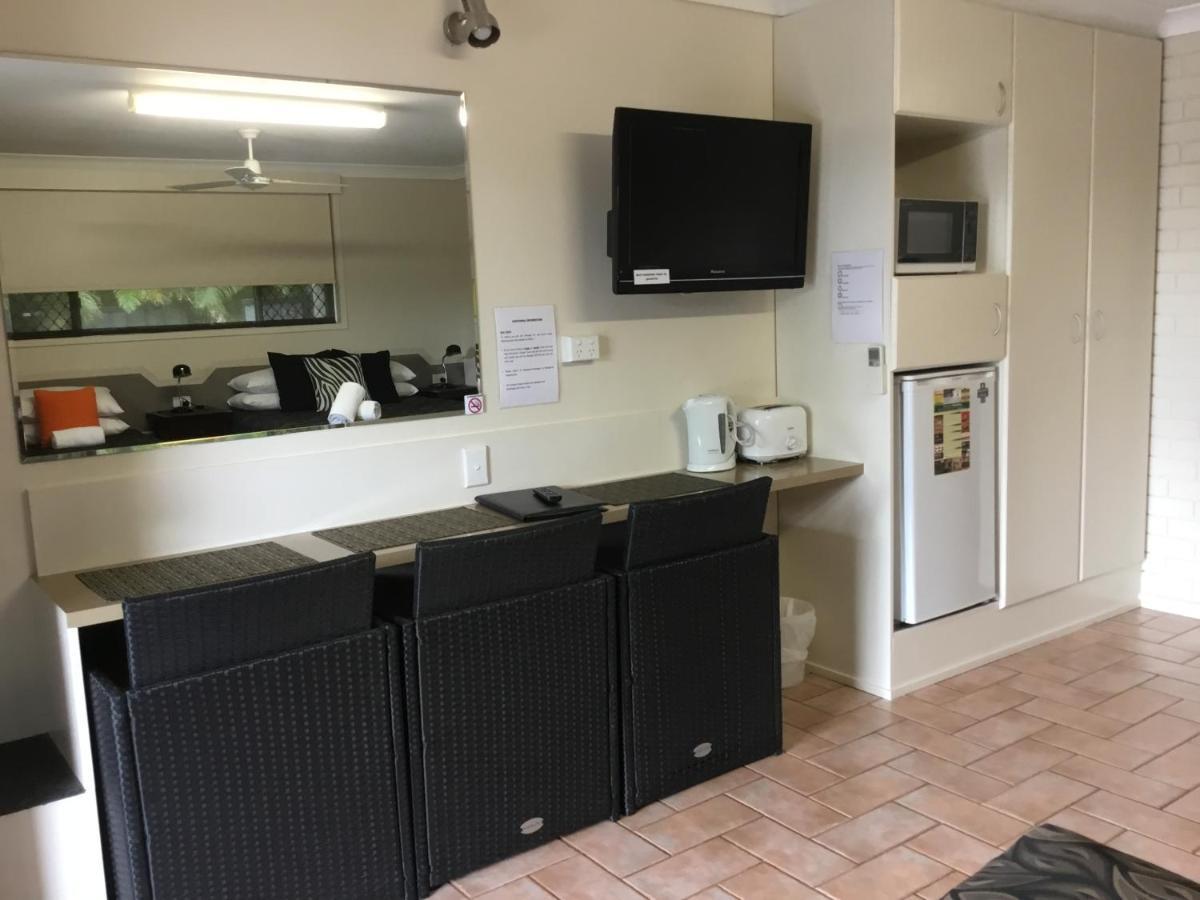 Golden Palms Motor Inn Bundaberg Bagian luar foto
