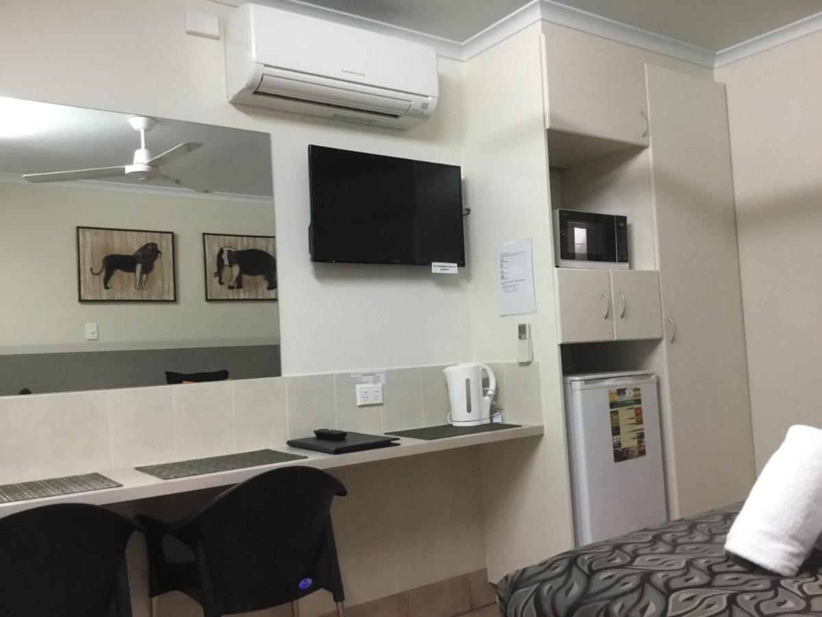 Golden Palms Motor Inn Bundaberg Bagian luar foto