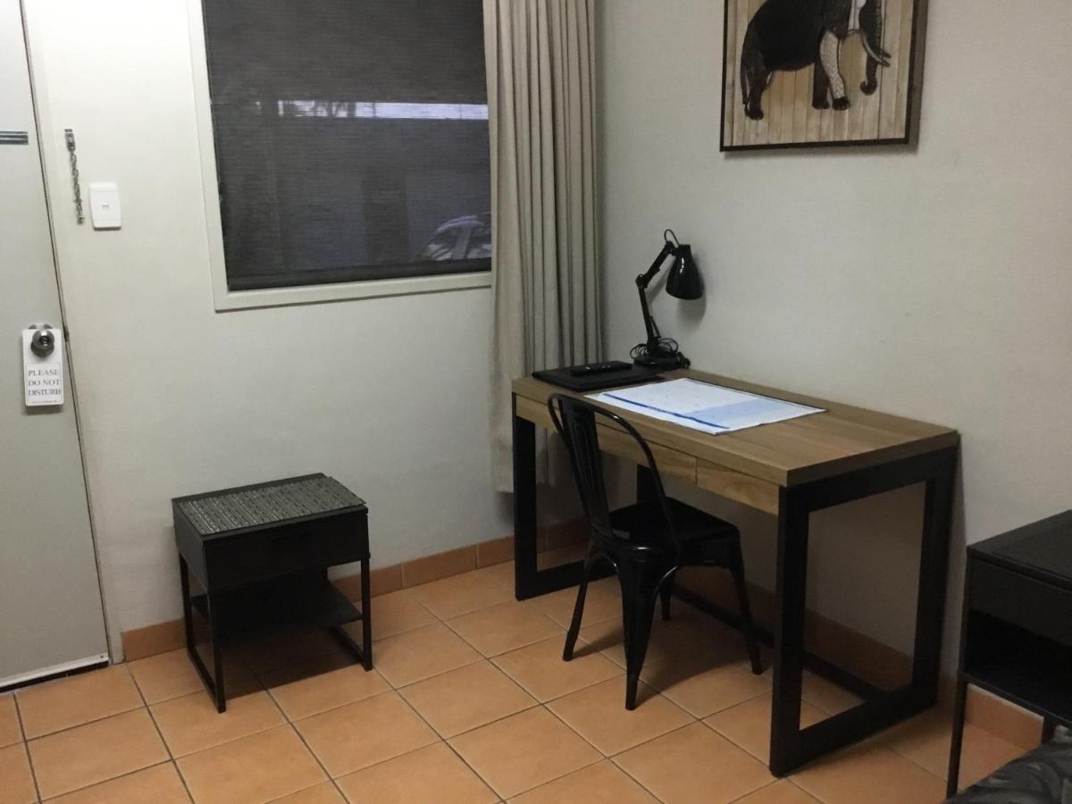 Golden Palms Motor Inn Bundaberg Bagian luar foto