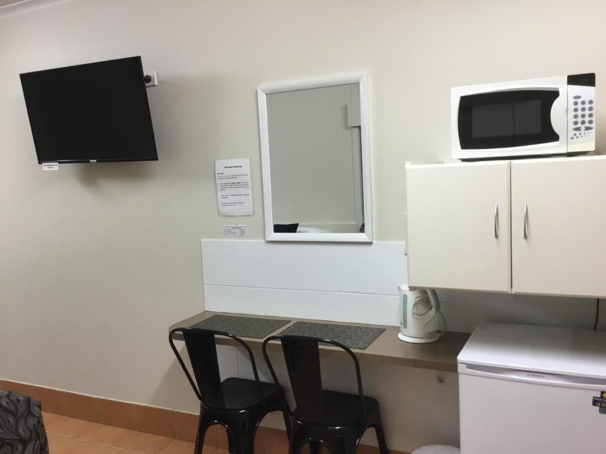 Golden Palms Motor Inn Bundaberg Bagian luar foto