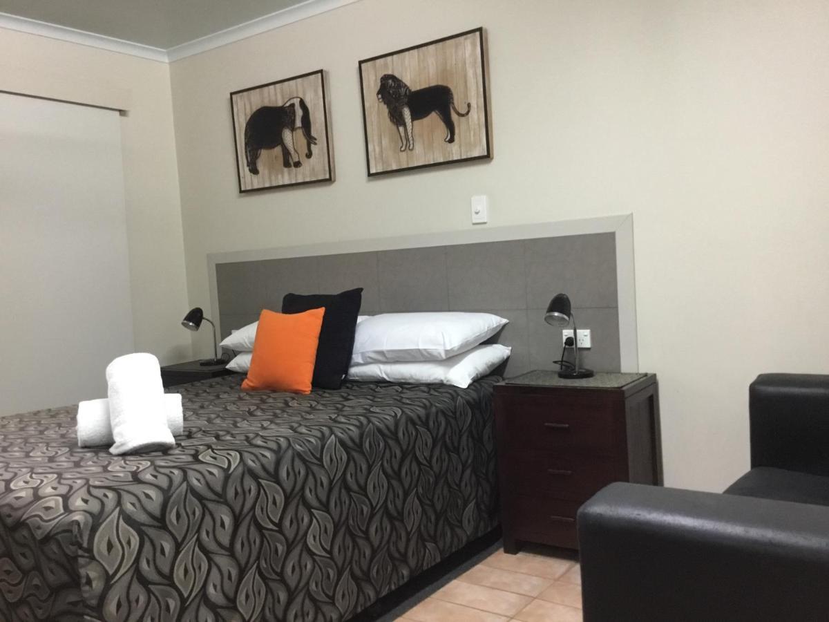 Golden Palms Motor Inn Bundaberg Bagian luar foto