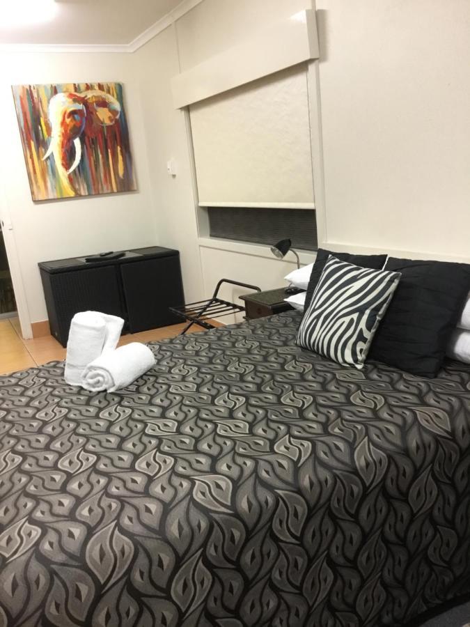 Golden Palms Motor Inn Bundaberg Bagian luar foto