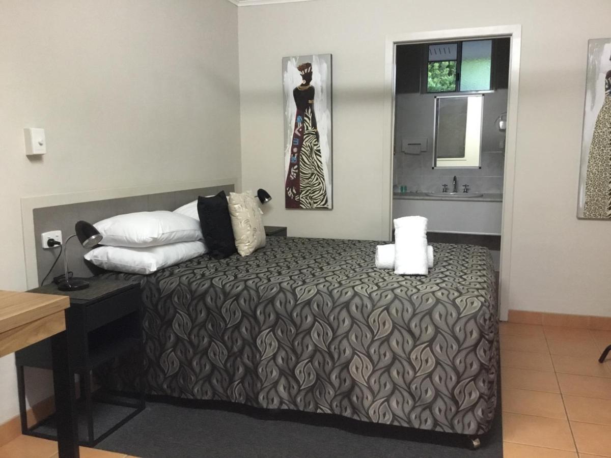 Golden Palms Motor Inn Bundaberg Bagian luar foto