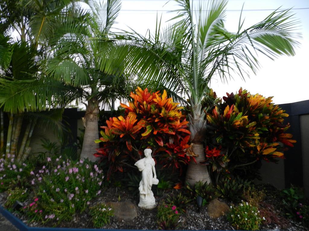 Golden Palms Motor Inn Bundaberg Bagian luar foto