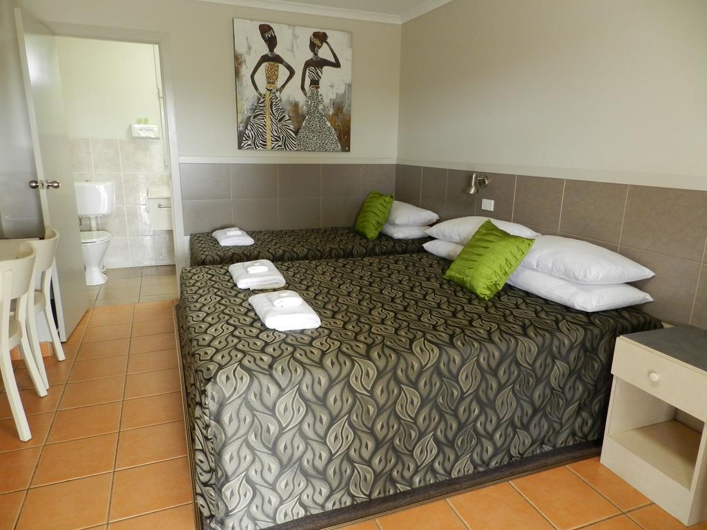 Golden Palms Motor Inn Bundaberg Bagian luar foto