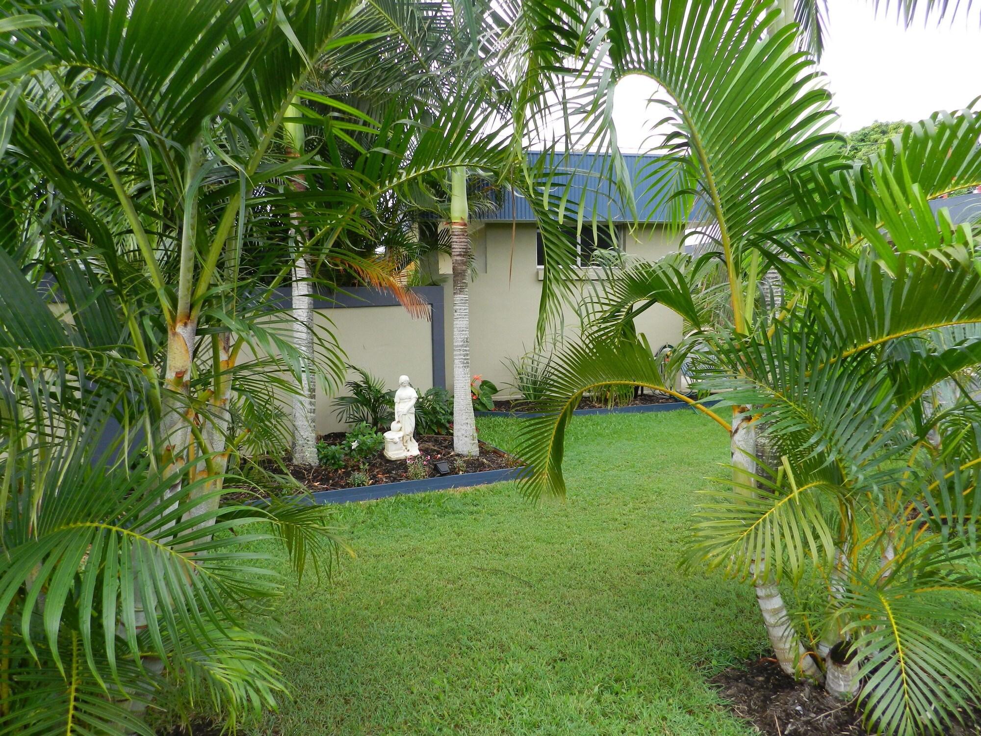 Golden Palms Motor Inn Bundaberg Bagian luar foto