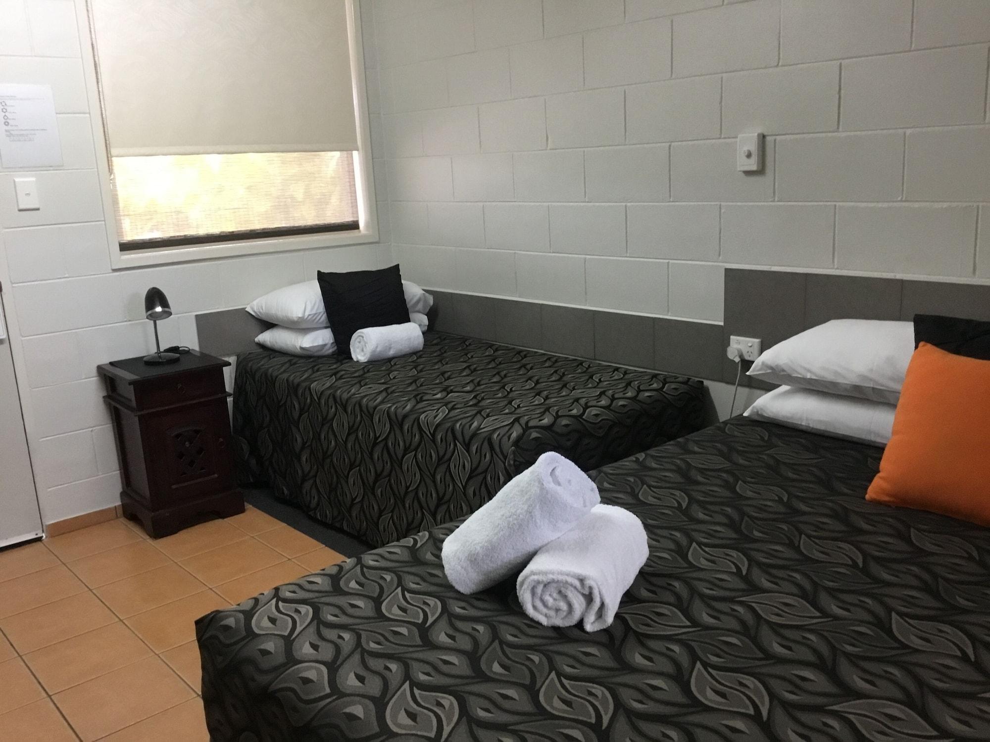 Golden Palms Motor Inn Bundaberg Bagian luar foto