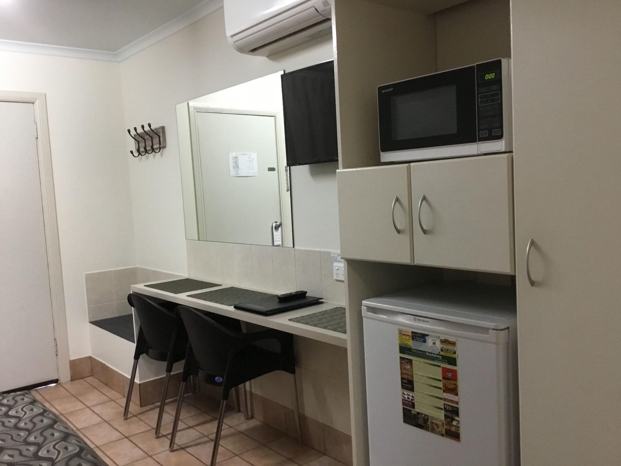 Golden Palms Motor Inn Bundaberg Bagian luar foto