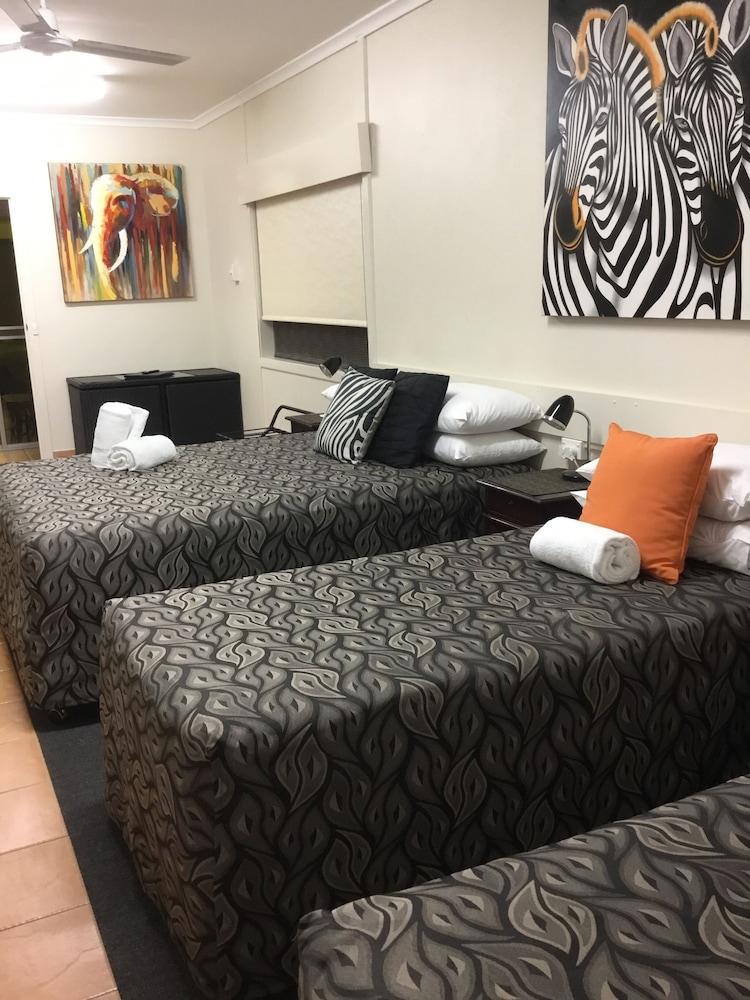Golden Palms Motor Inn Bundaberg Bagian luar foto