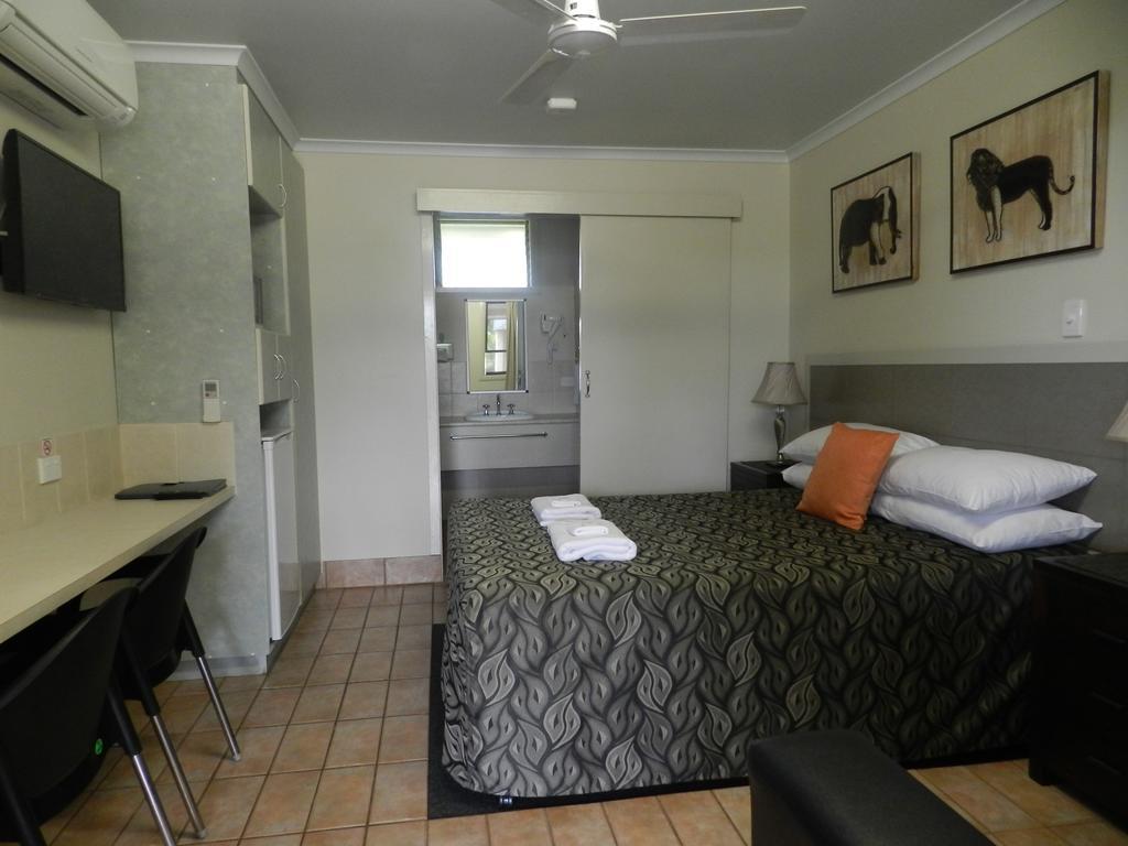 Golden Palms Motor Inn Bundaberg Bagian luar foto