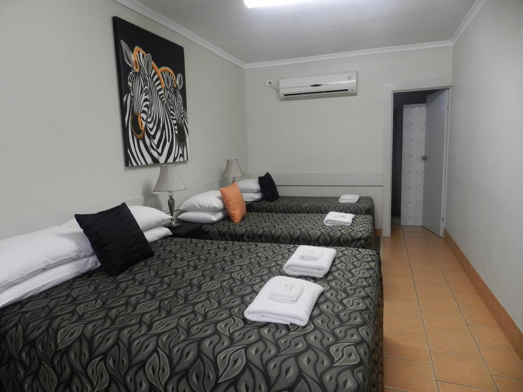 Golden Palms Motor Inn Bundaberg Bagian luar foto