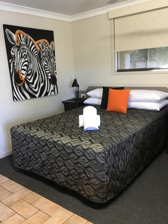 Golden Palms Motor Inn Bundaberg Bagian luar foto