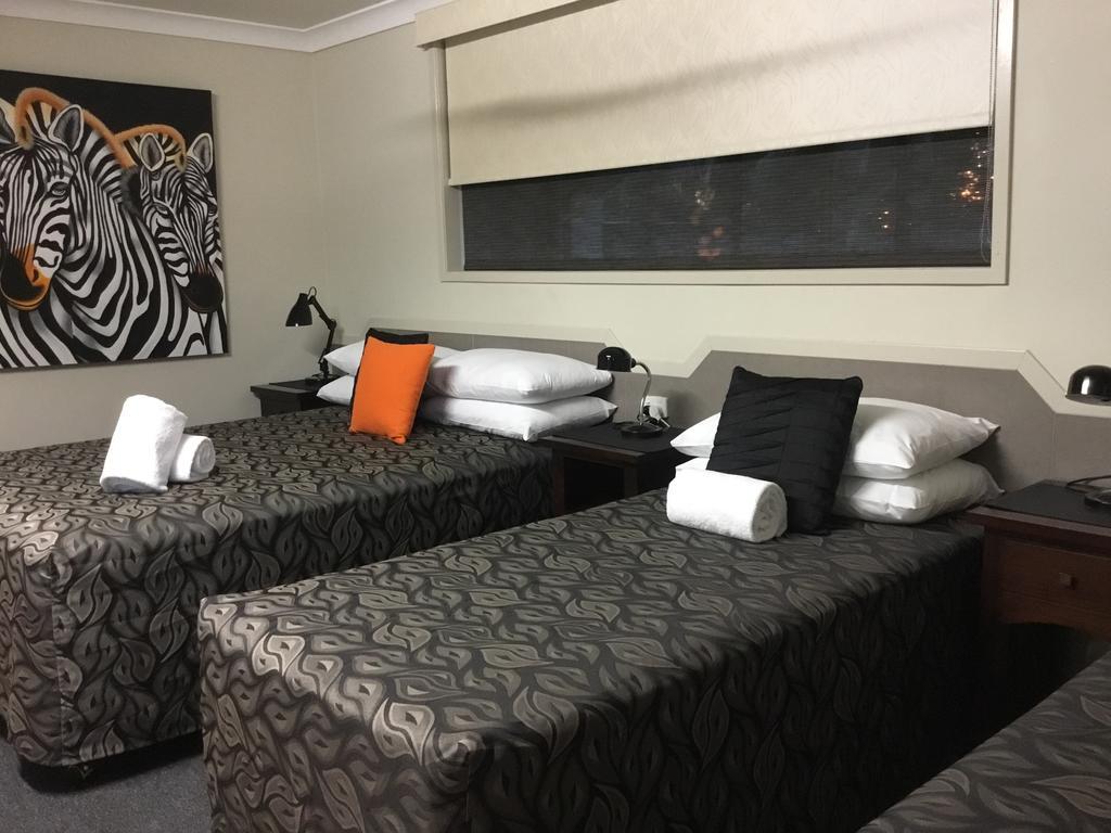 Golden Palms Motor Inn Bundaberg Bagian luar foto