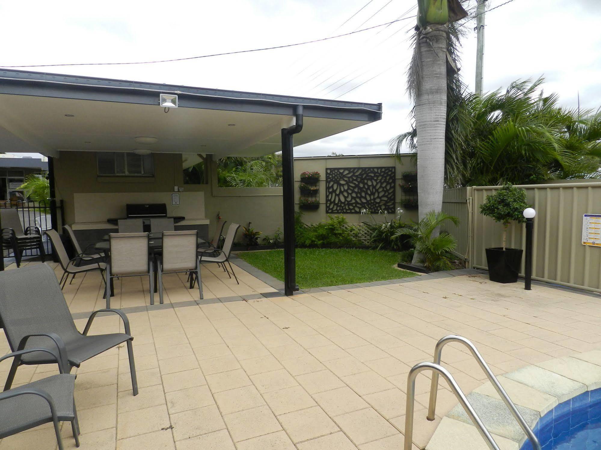 Golden Palms Motor Inn Bundaberg Bagian luar foto