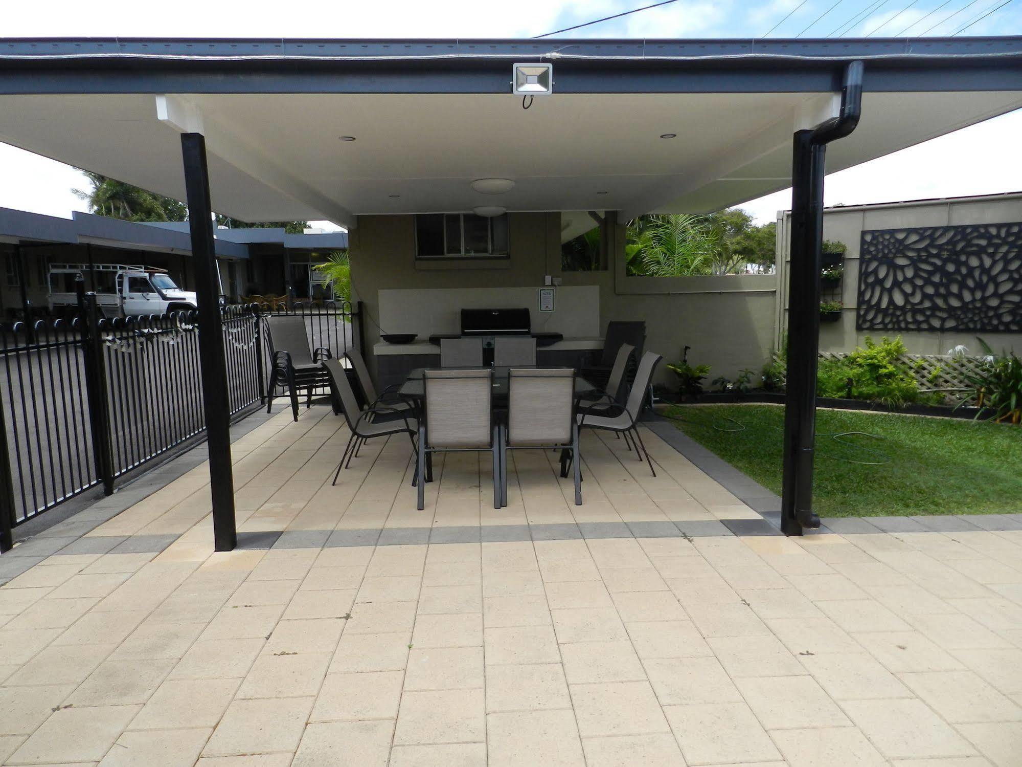 Golden Palms Motor Inn Bundaberg Bagian luar foto