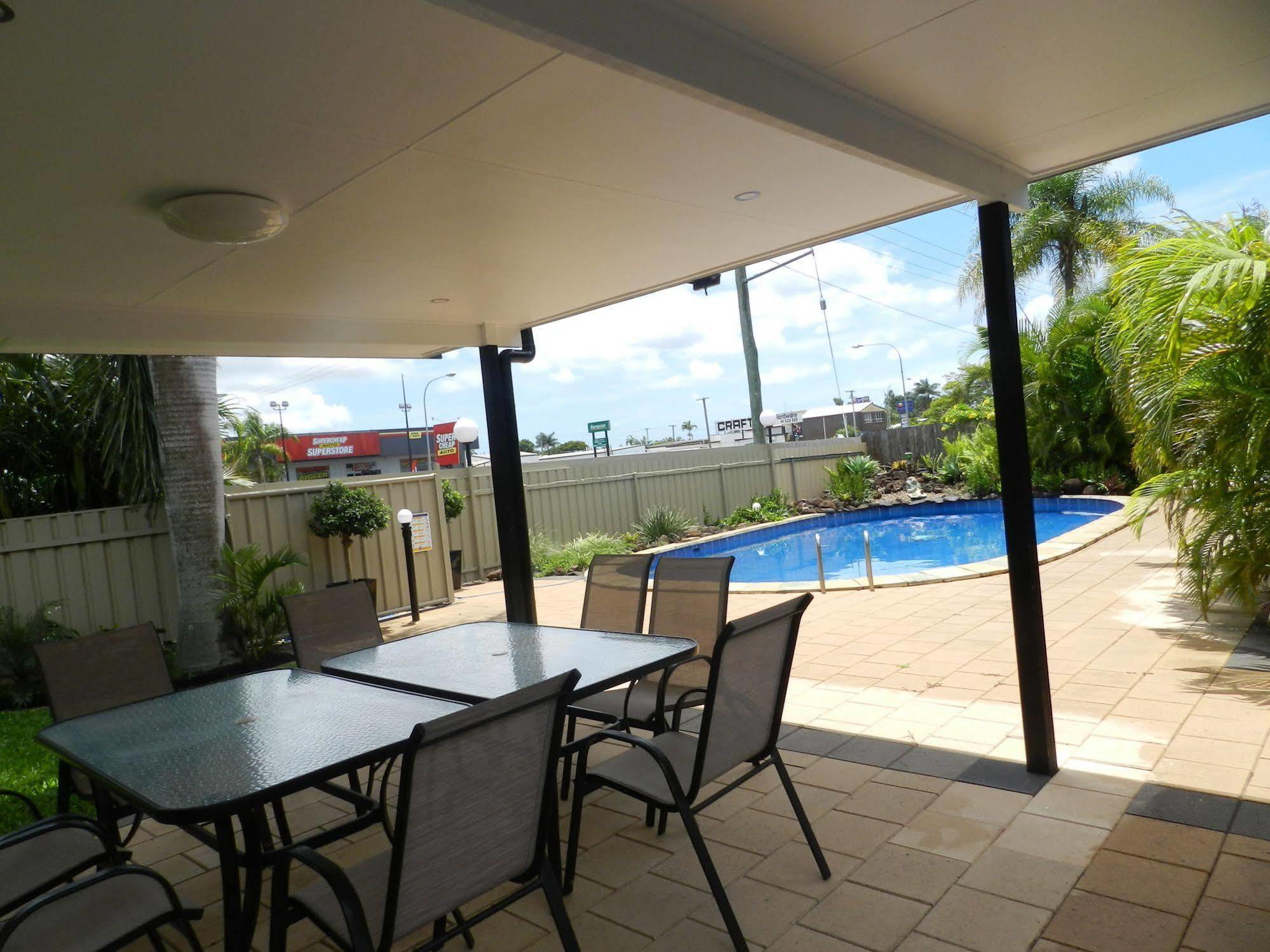 Golden Palms Motor Inn Bundaberg Bagian luar foto