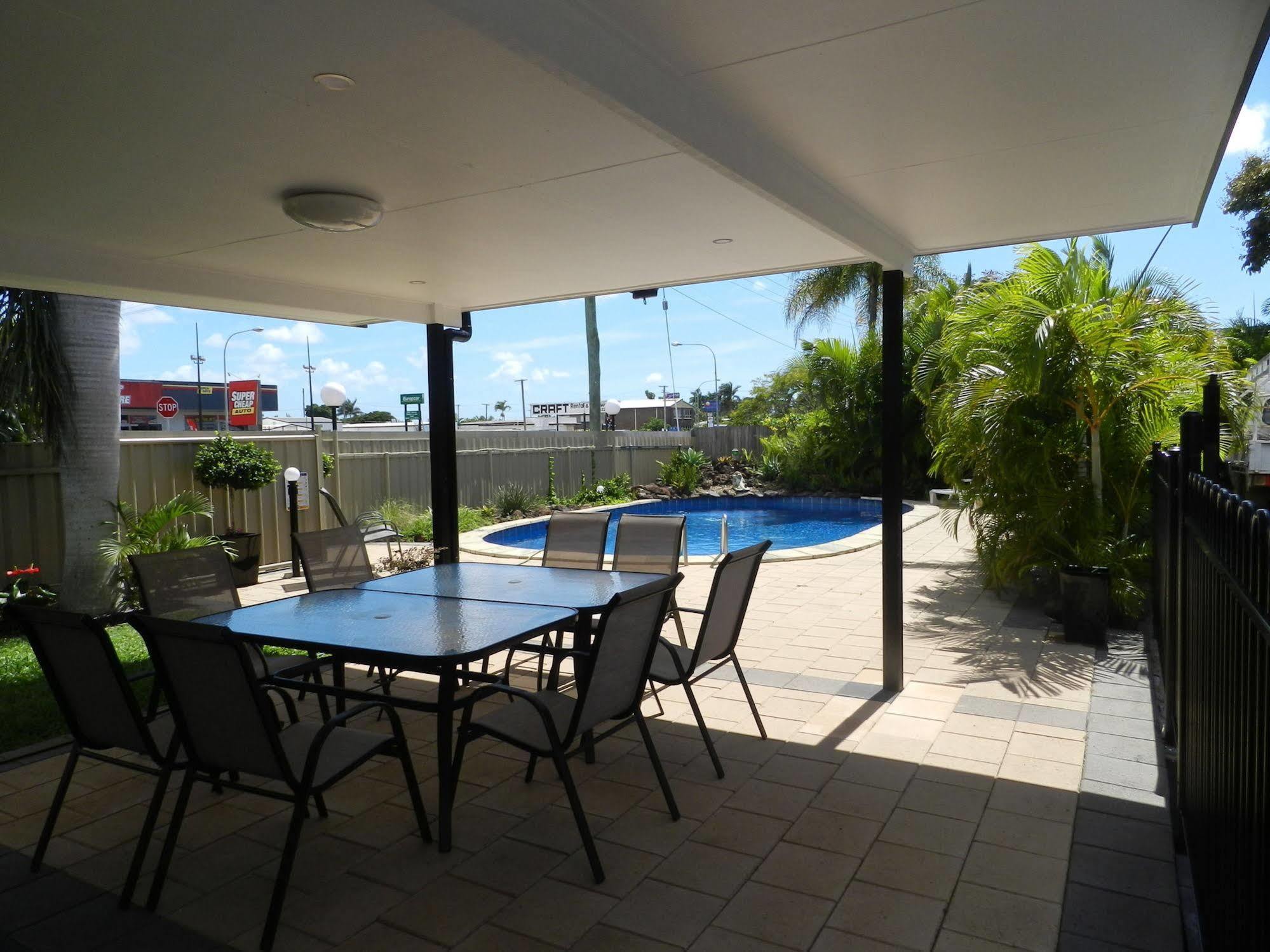 Golden Palms Motor Inn Bundaberg Bagian luar foto