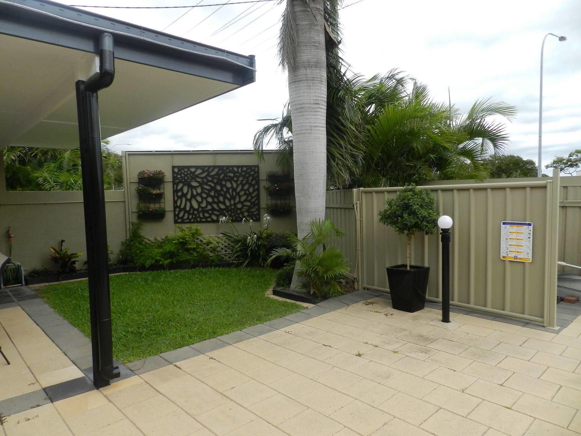 Golden Palms Motor Inn Bundaberg Bagian luar foto
